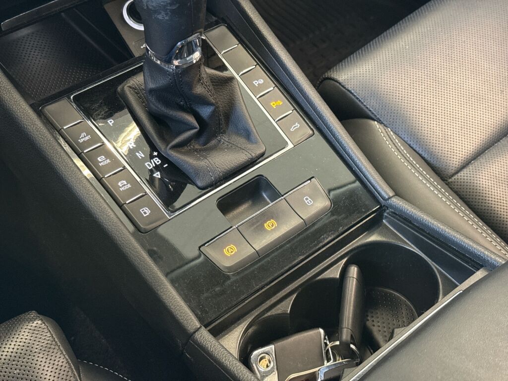 Skoda Superb 2020 Musta