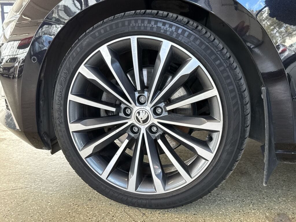 Skoda Superb 2020 Musta