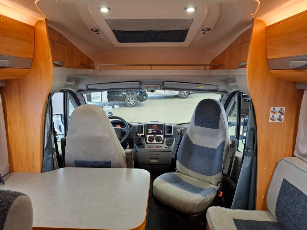 Adria Coral Plus 680 SP 2009 Valkoinen