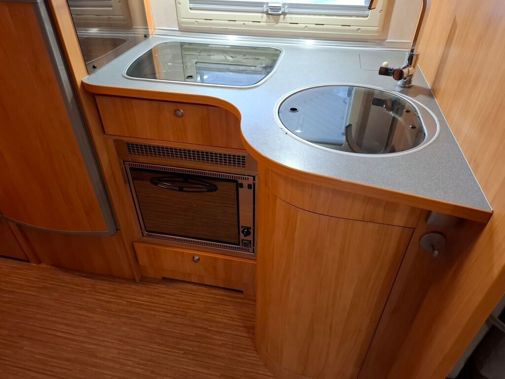 Adria Coral Plus 680 SP 2009 Valkoinen