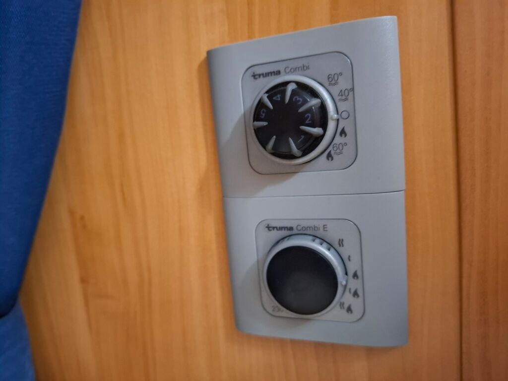 Adria Coral Plus 680 SP 2009 Valkoinen