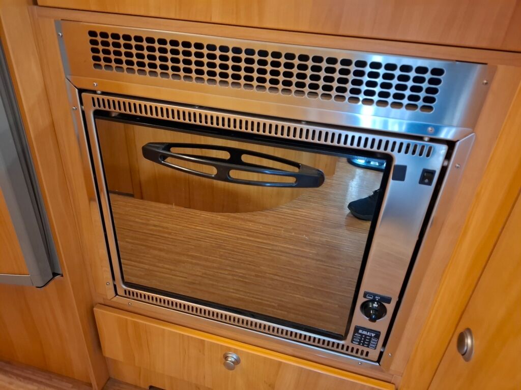 Adria Coral Plus 680 SP 2009 Valkoinen