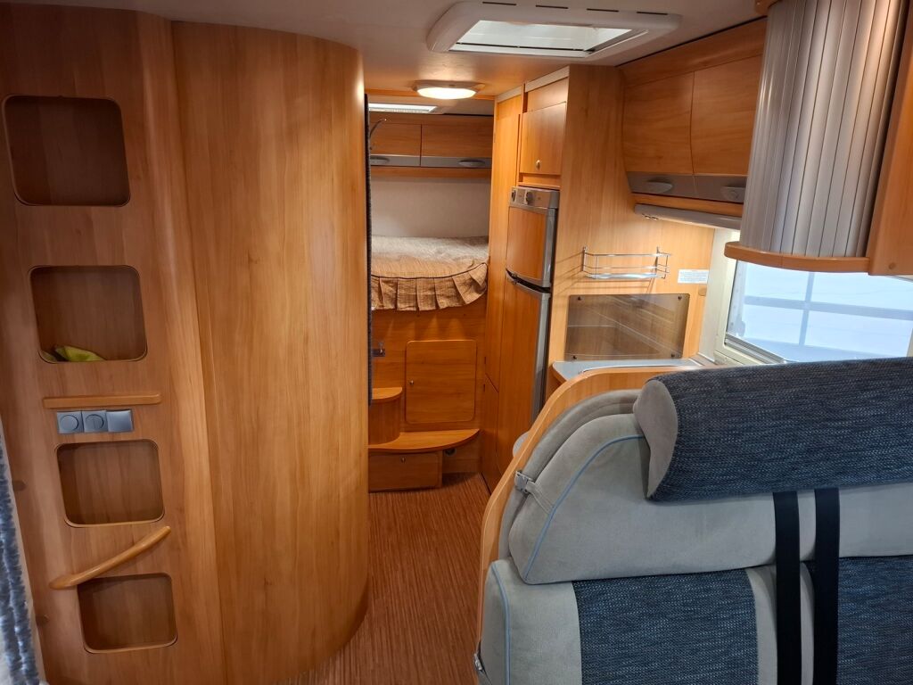 Adria Coral Plus 680 SP 2009 Valkoinen