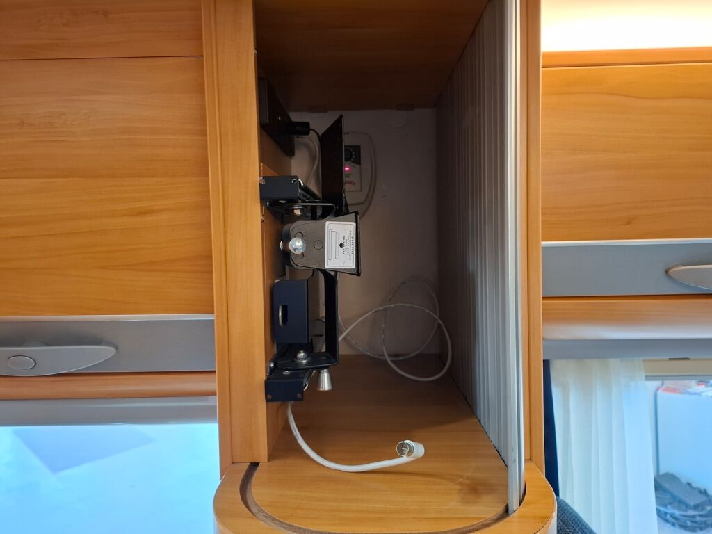 Adria Coral Plus 680 SP 2009 Valkoinen