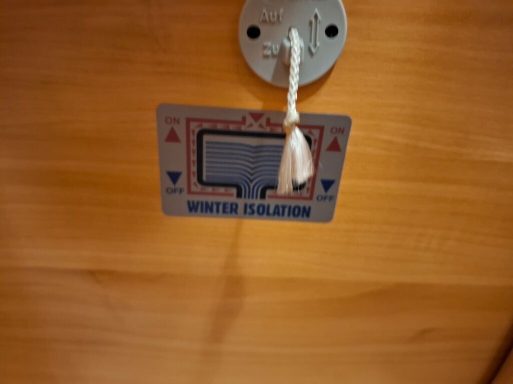 Adria Coral Plus 680 SP 2009 Valkoinen