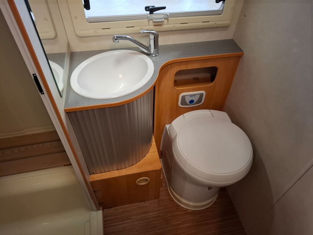 Adria Coral Plus 680 SP 2009 Valkoinen