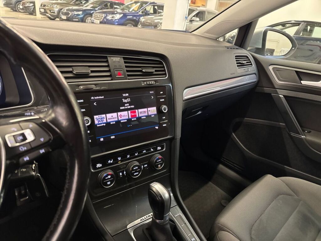 Volkswagen Golf 2018 Valkoinen