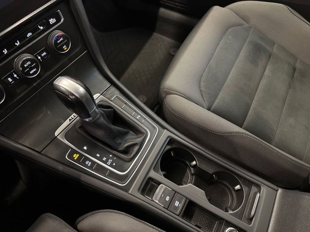 Volkswagen Golf 2018 Valkoinen