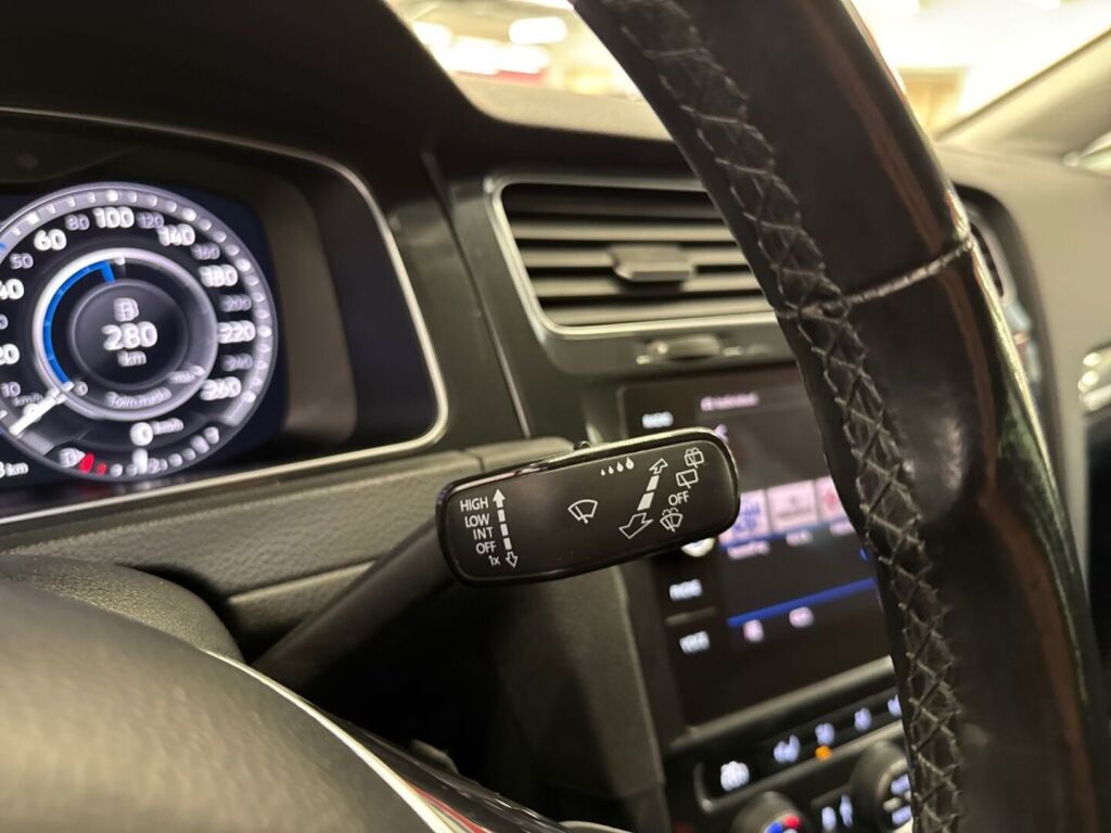 Volkswagen Golf 2018 Valkoinen