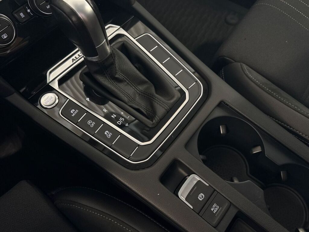Volkswagen Passat 2017 Punainen