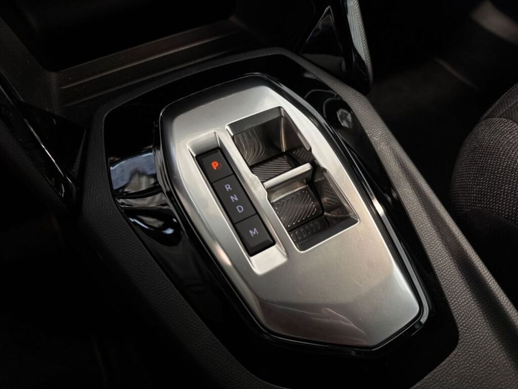 Peugeot 2008 2024 Metallinhohto Harmaa