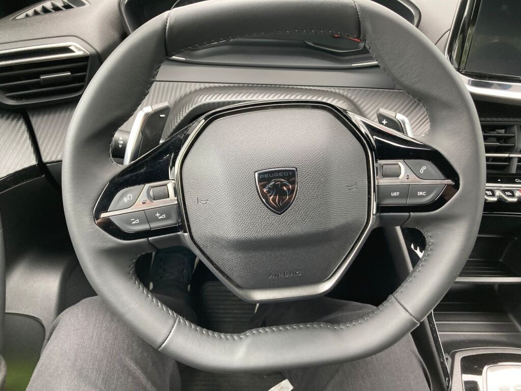 Peugeot 2008 2024 Musta