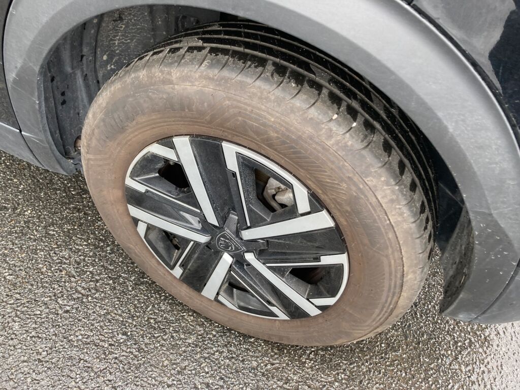 Peugeot 2008 2024 Musta
