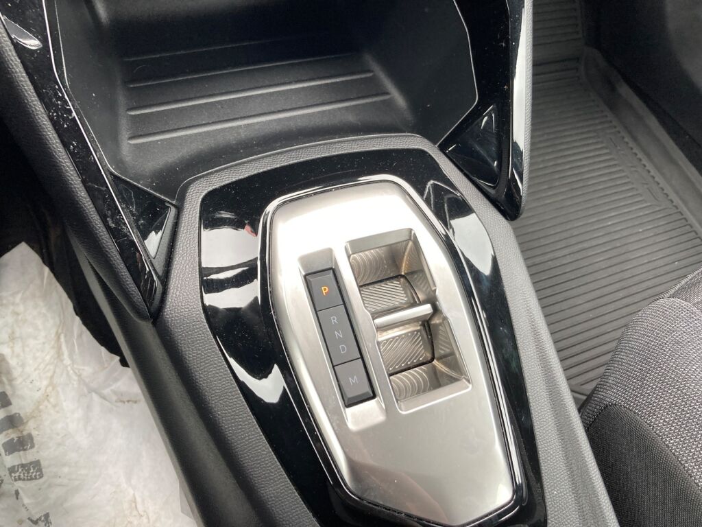 Peugeot 2008 2024 Musta