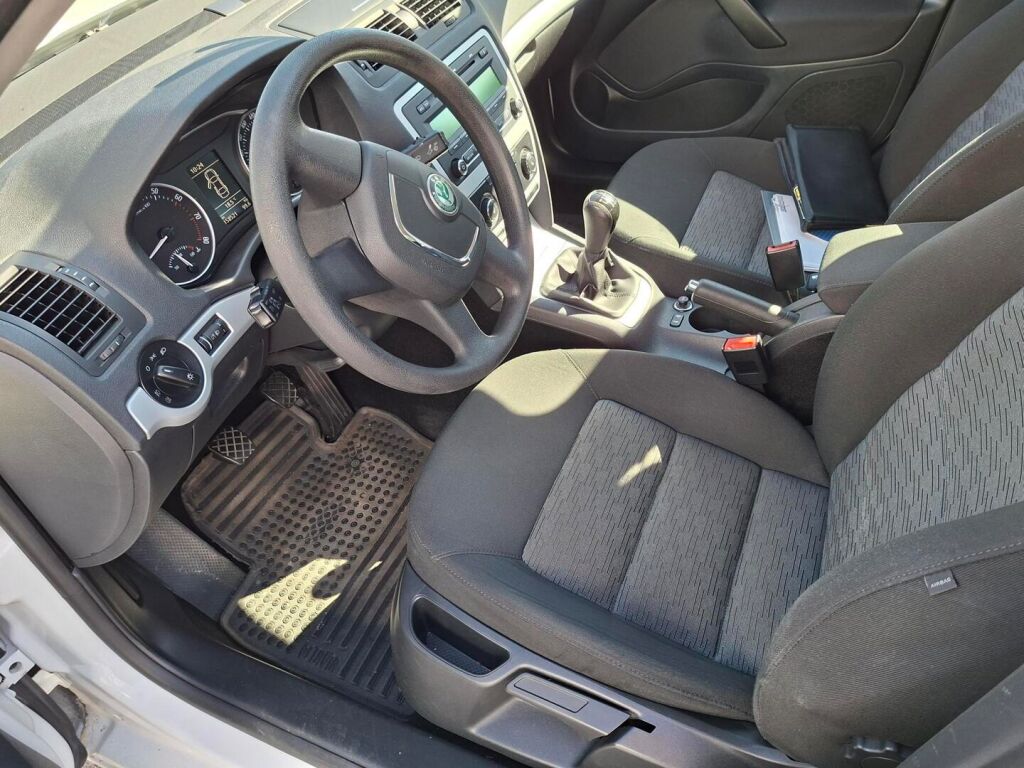 Skoda Octavia 2010 Valkoinen