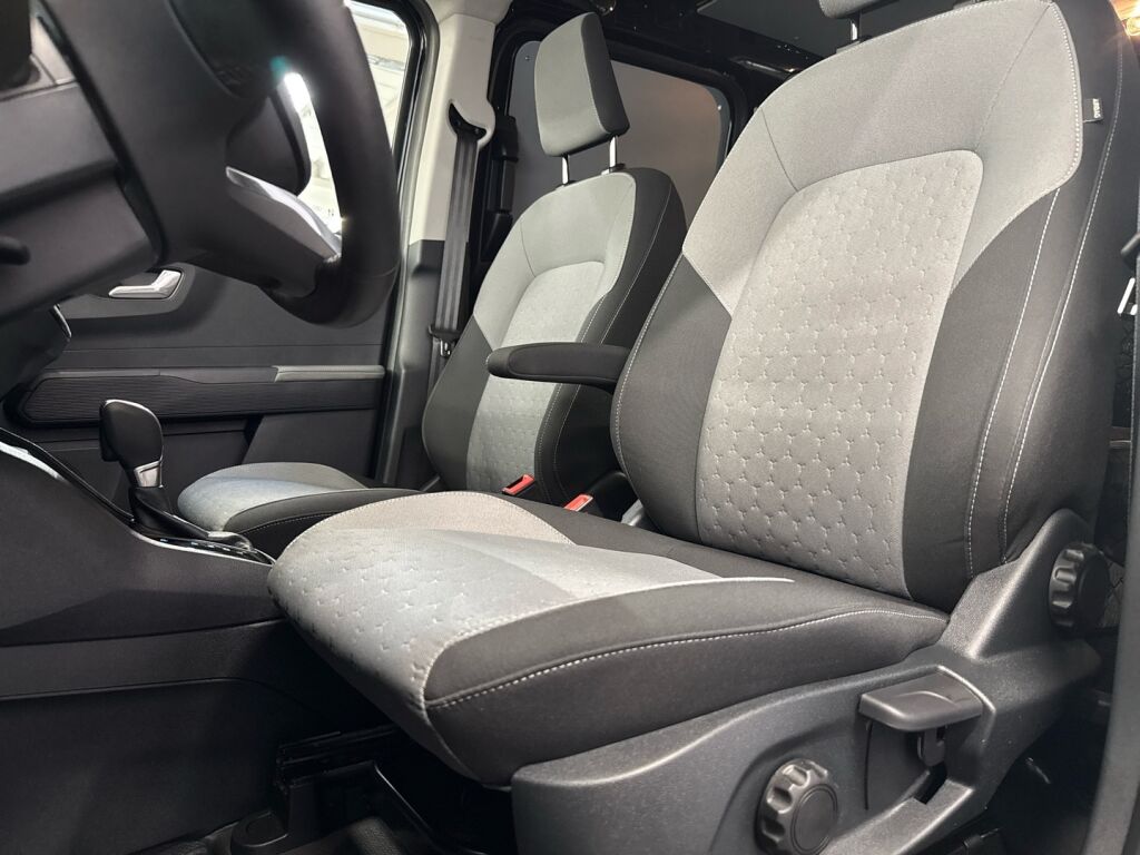 Ford Transit Courier 2024 Musta