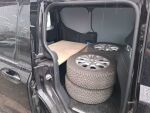 Ford Transit Courier 2024 Musta