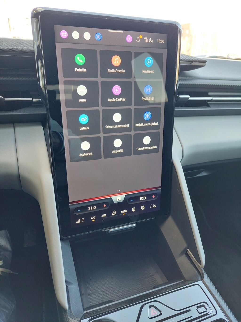 Ford Explorer 2024 Punainen