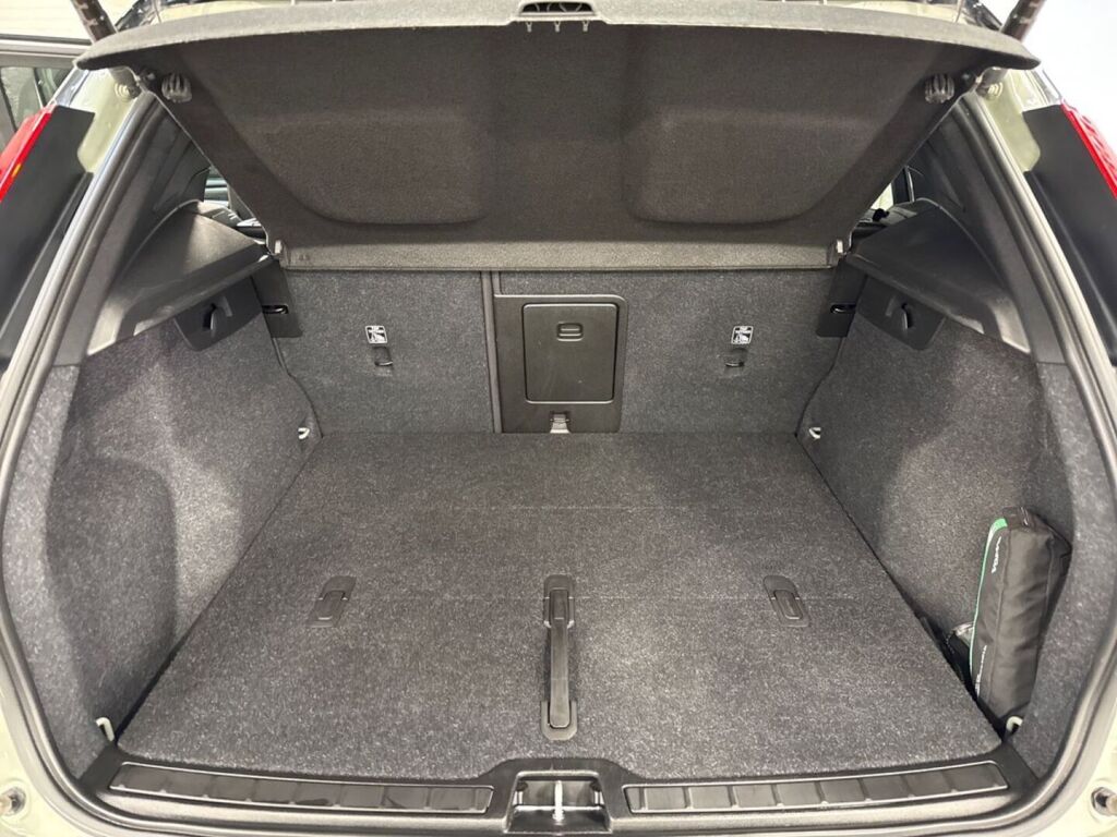 Volvo XC40 2022 Valkoinen