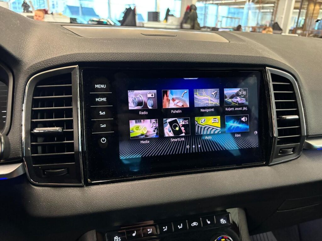 Skoda Karoq 2021 Punainen