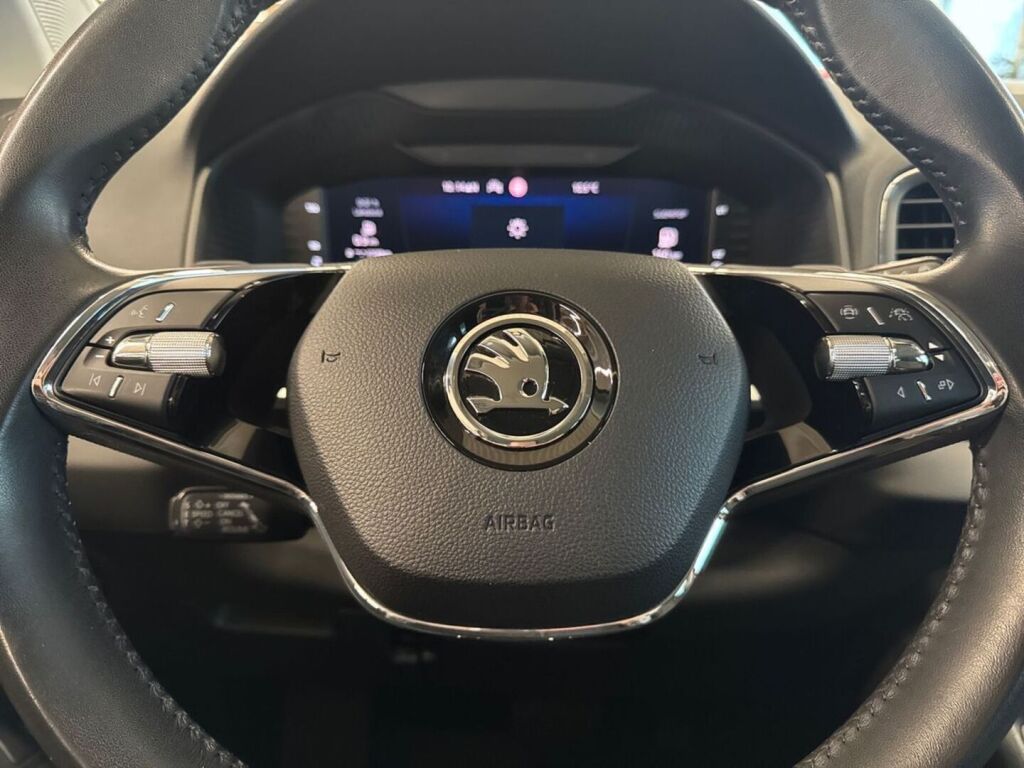 Skoda Karoq 2021 Punainen