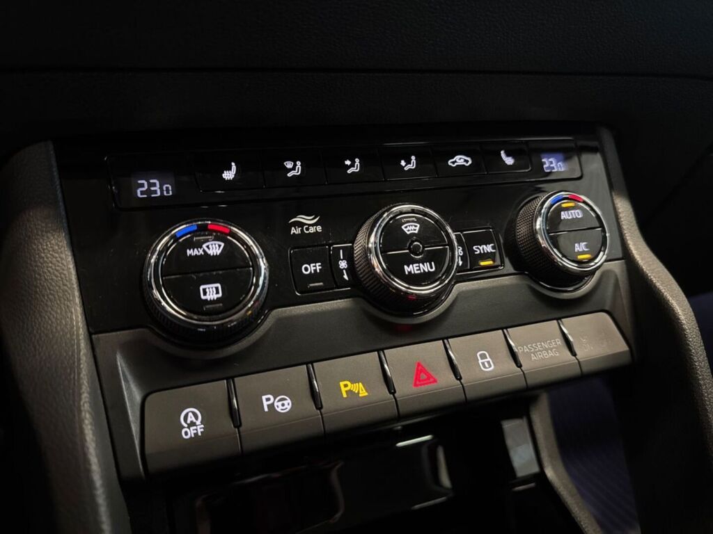 Skoda Karoq 2021 Punainen