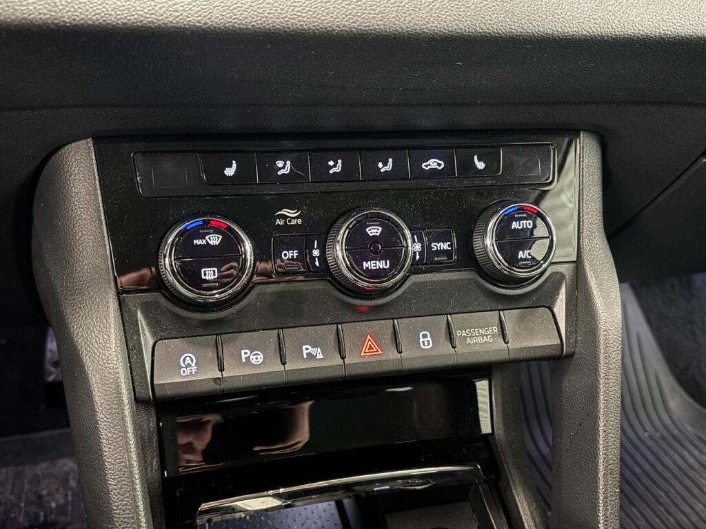 Skoda Karoq 2021 Punainen