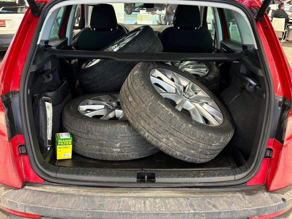 Skoda Karoq 2021 Punainen