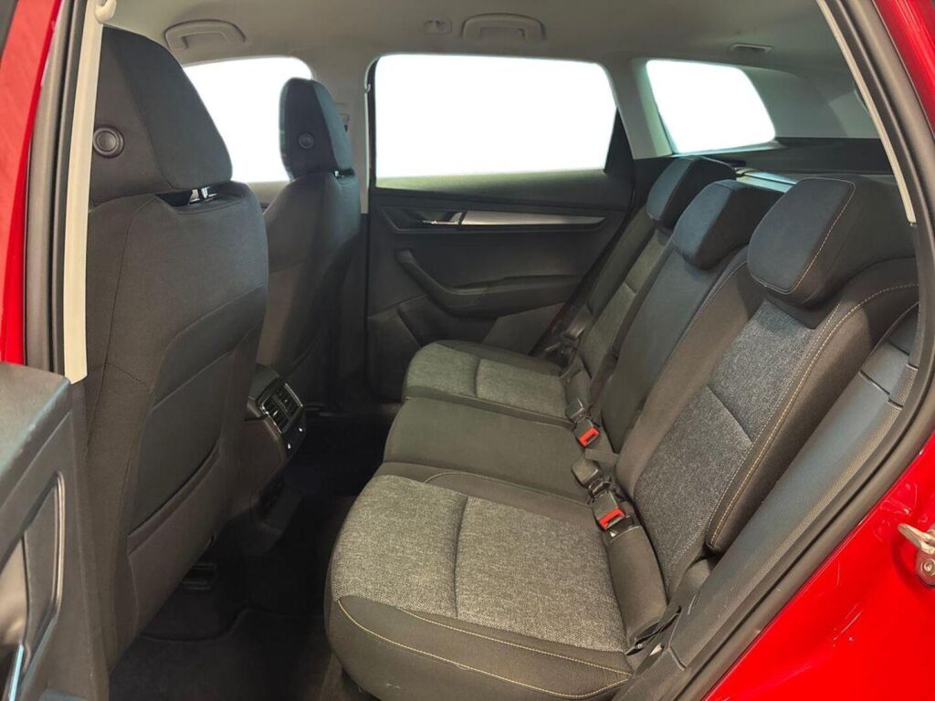 Skoda Karoq 2021 Punainen