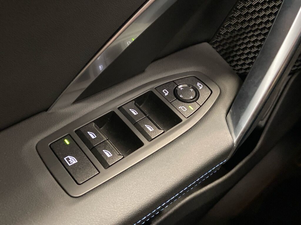 BMW iX1 2024 Valkoinen