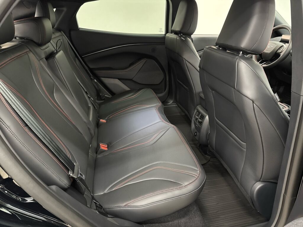 Ford Mustang Mach-E 2025 Musta