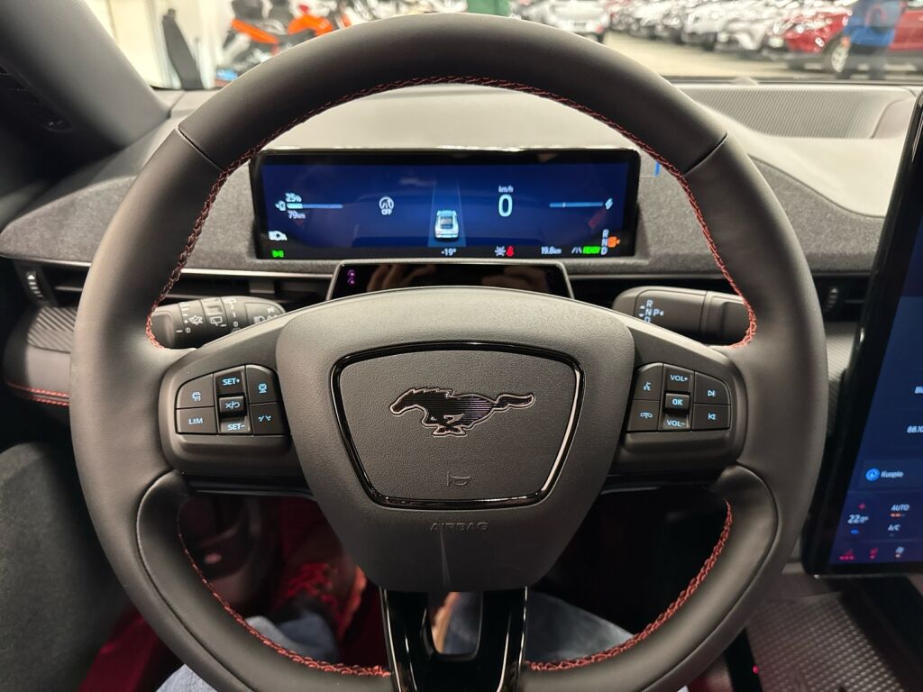 Ford Mustang Mach-E 2025 Musta