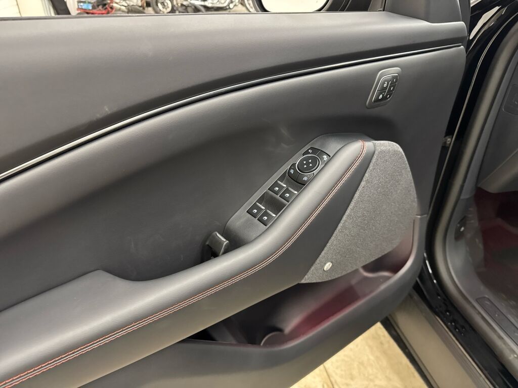 Ford Mustang Mach-E 2025 Musta