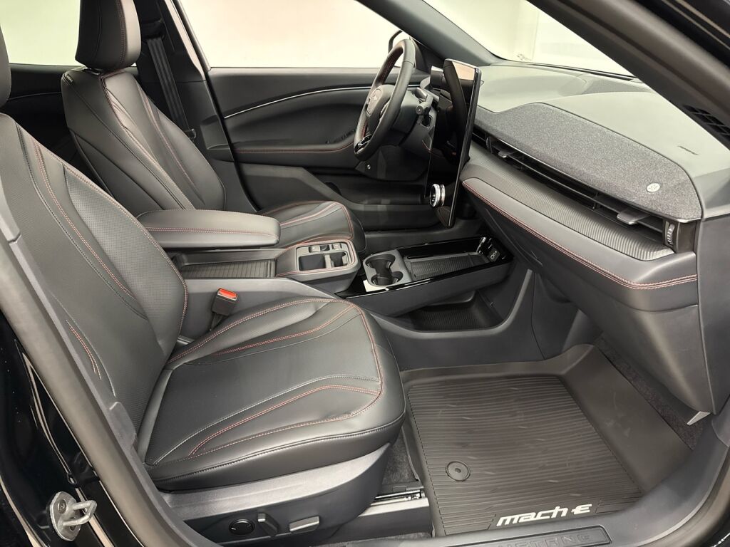 Ford Mustang Mach-E 2025 Musta