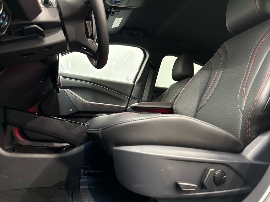 Ford Mustang Mach-E 2026 Valkoinen