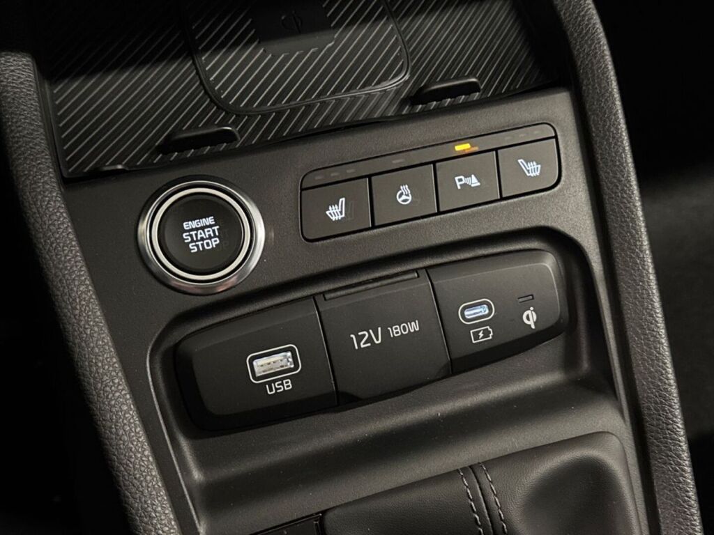 Kia Stonic 2026 Musta