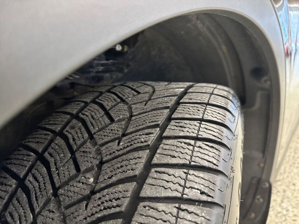 Volkswagen ID.4 2023 Musta