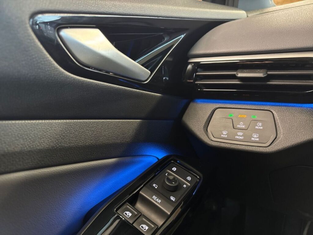 Volkswagen ID.4 2023 Musta