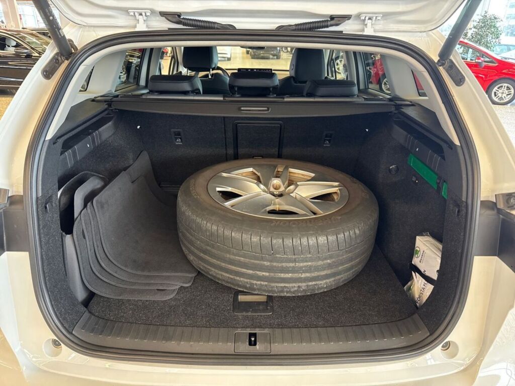 Skoda Enyaq 2022 Valkoinen