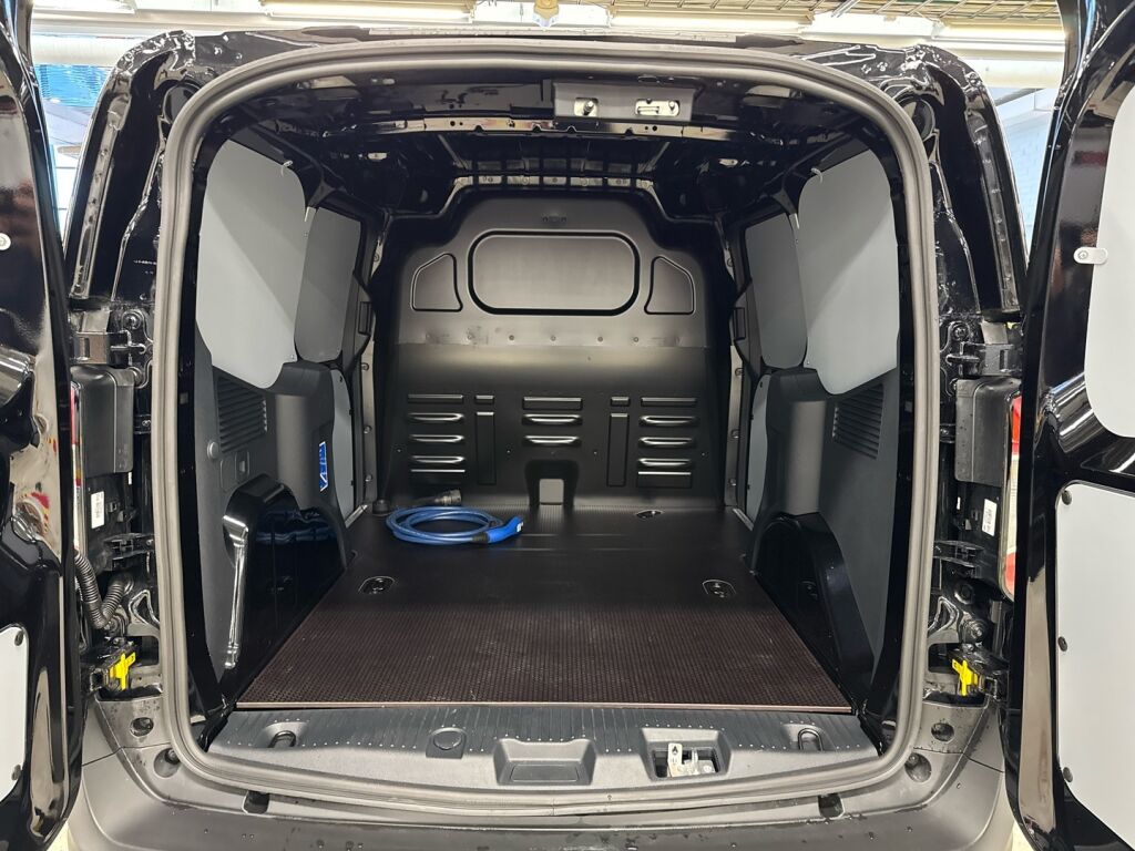 Ford Transit Courier 2026 Musta