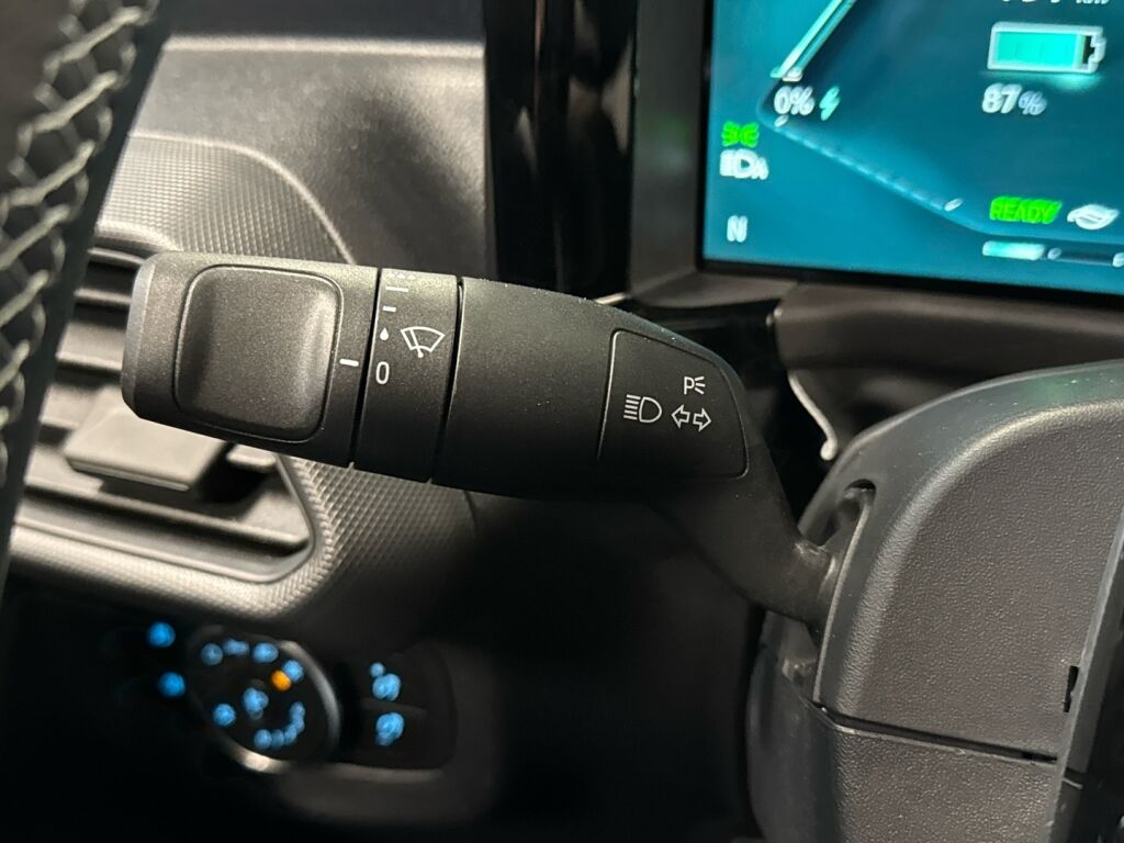 Ford Transit Courier 2026 Musta