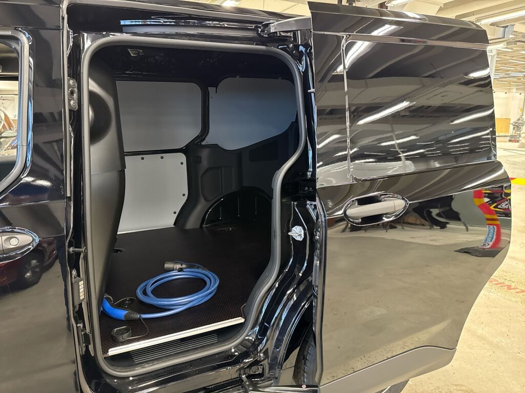 Ford Transit Courier 2026 Musta