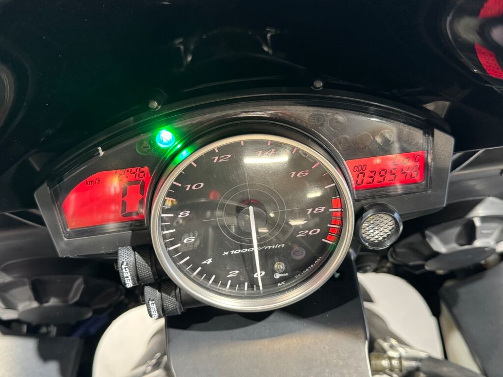 Yamaha YZF-R6 2006 MO V 33