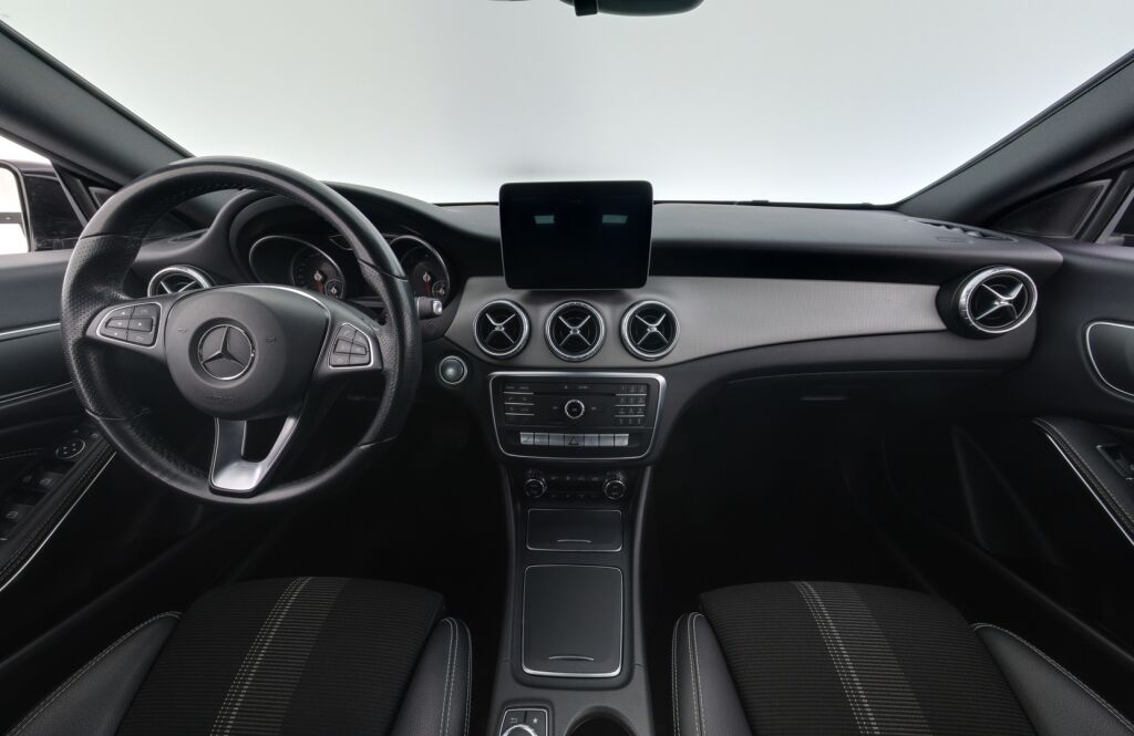 Mercedes-Benz CLA 2016 Musta