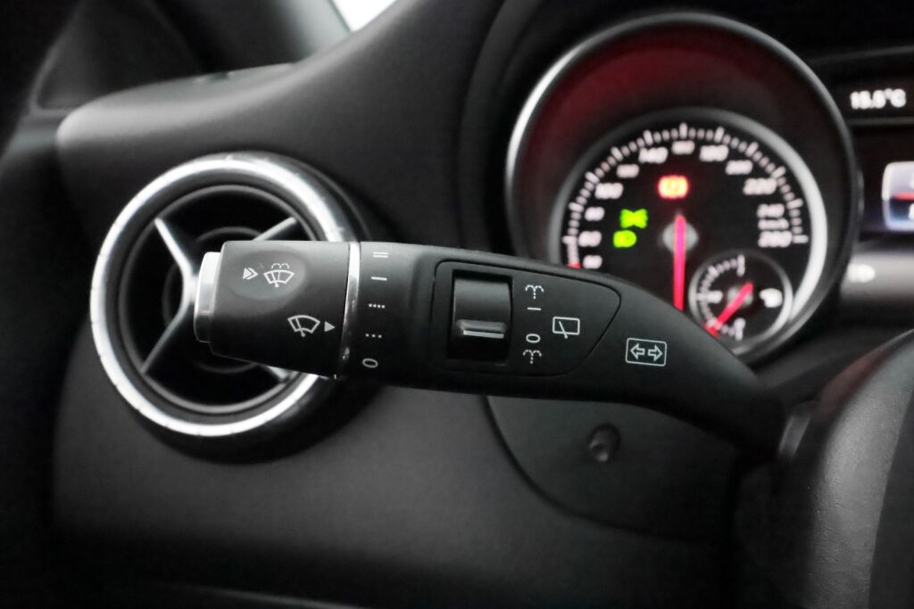 Mercedes-Benz CLA 2016 Musta