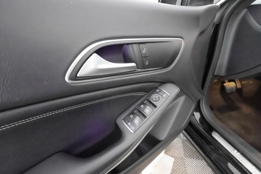 Mercedes-Benz CLA 2016 Musta