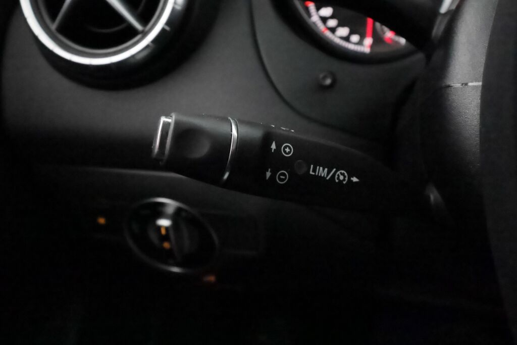 Mercedes-Benz CLA 2016 Musta