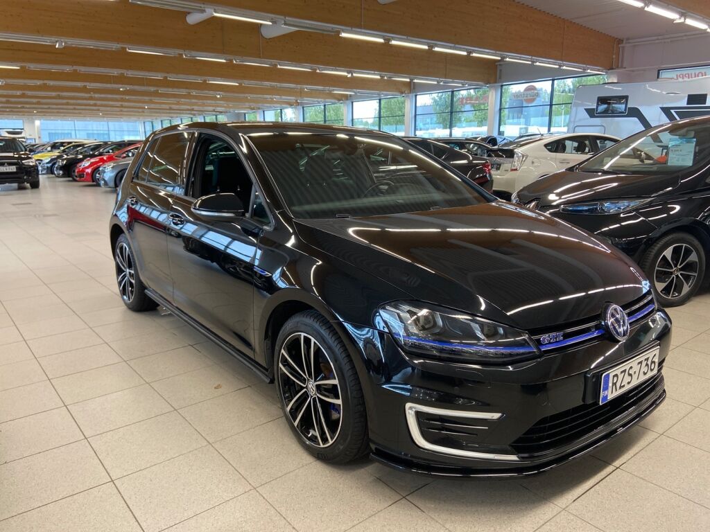 Volkswagen Golf 2016 Musta