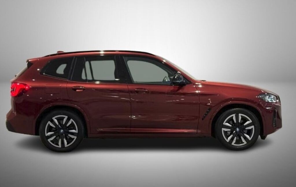 BMW iX3 2023 Punainen