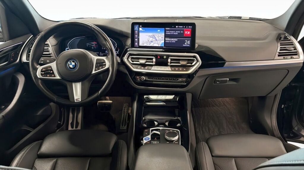 BMW iX3 2023 Musta (Carbon Black Metallic)